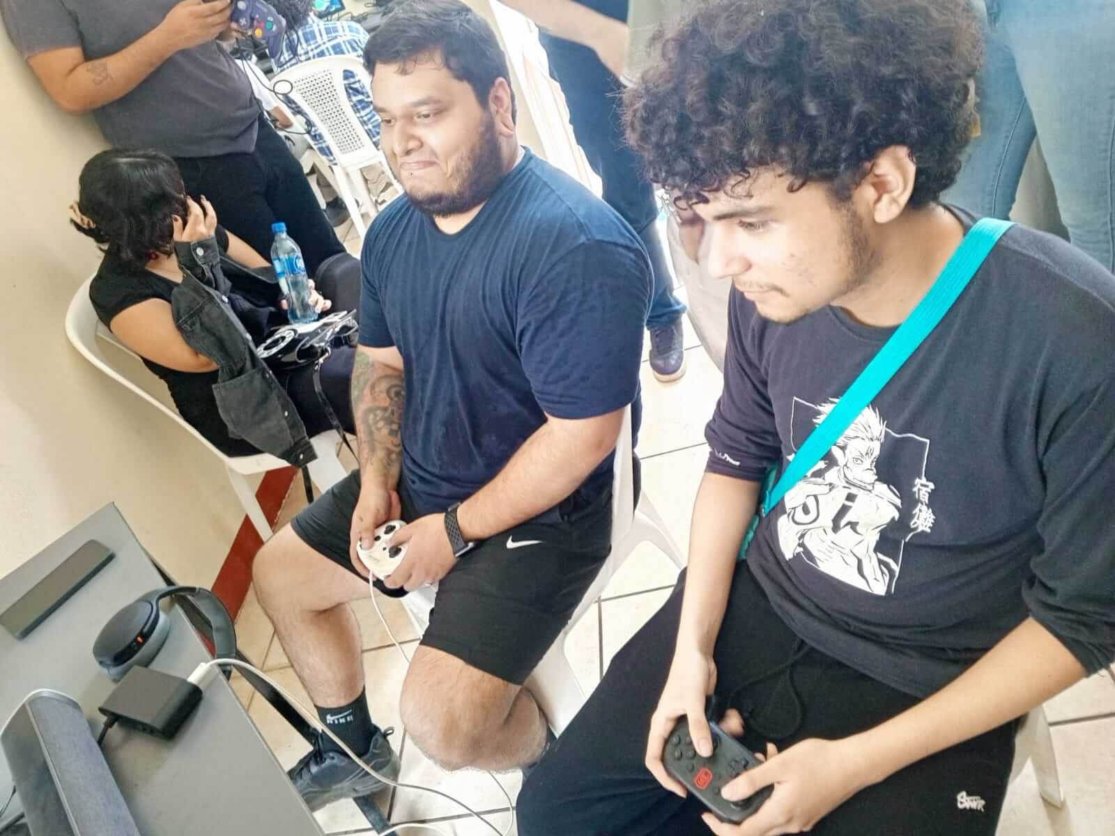 Participantes jugando durante el torneo